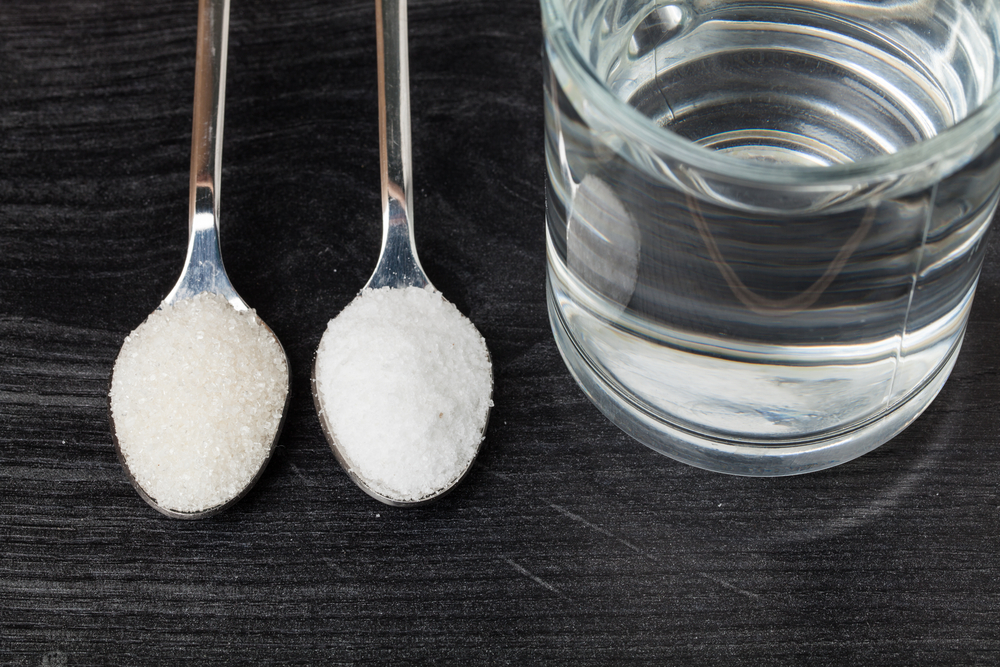 Две ложки сахара, растворенные в воде помогут купировать гипогликемию